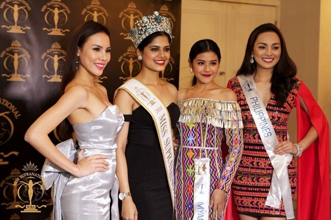 Tối 1/12, ban tổ chức Miss Supranational công bố kết quả và trao giải các phần thi phụ.  Lệ Quyên không giành được giải thưởng nào. Tuy nhiên, cô lọt top 3 Trang phục dạ hội đẹp nhất. Trong ảnh: Đại diện Việt Nam, Myanmar và Philippines chụp ảnh cùng đương kim Hoa hậu Siêu quốc gia - Asha Bhat.